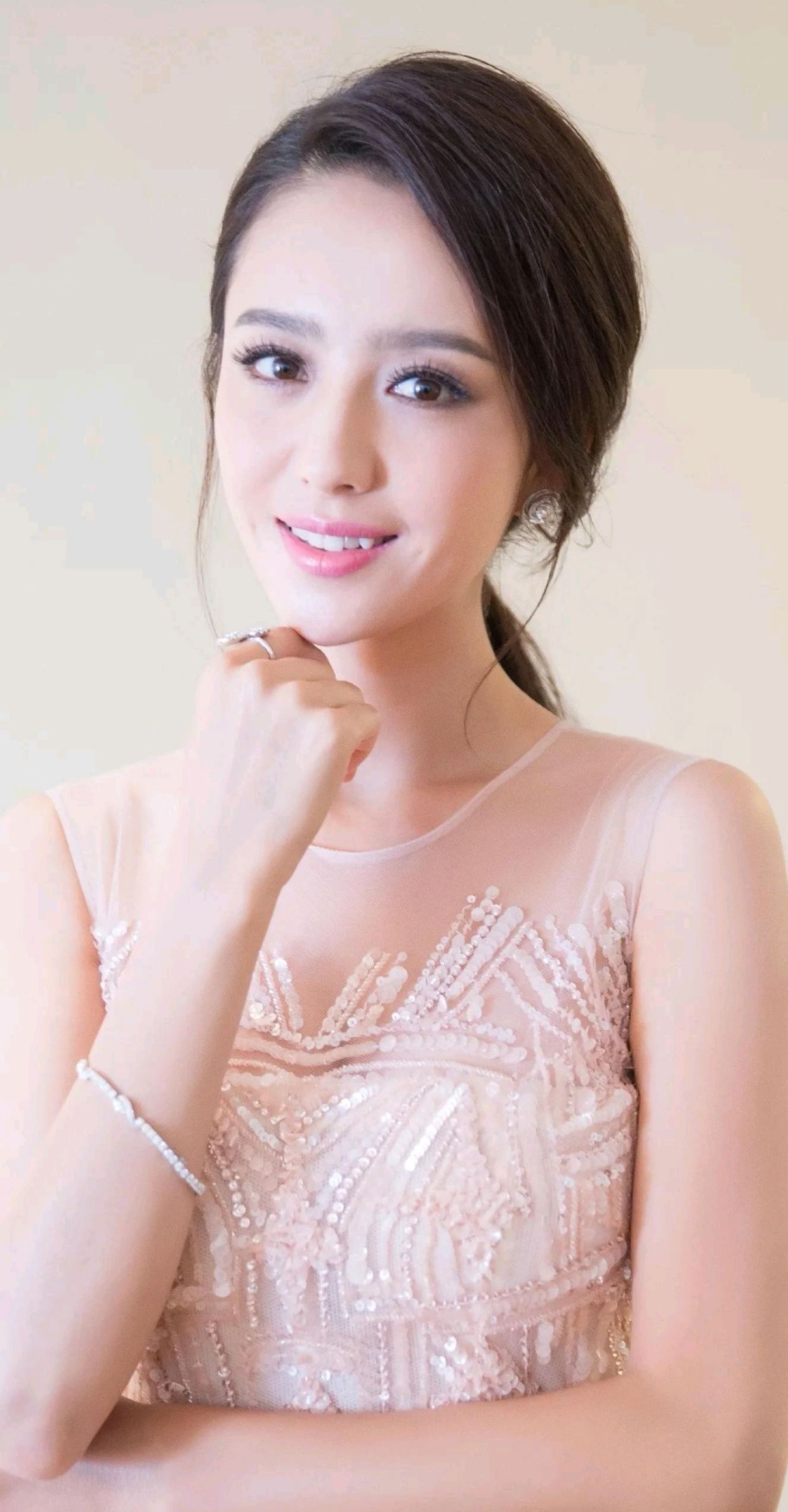 佟丽娅惊艳高清写真,肤白貌美大长腿,疑似仙女下凡来!