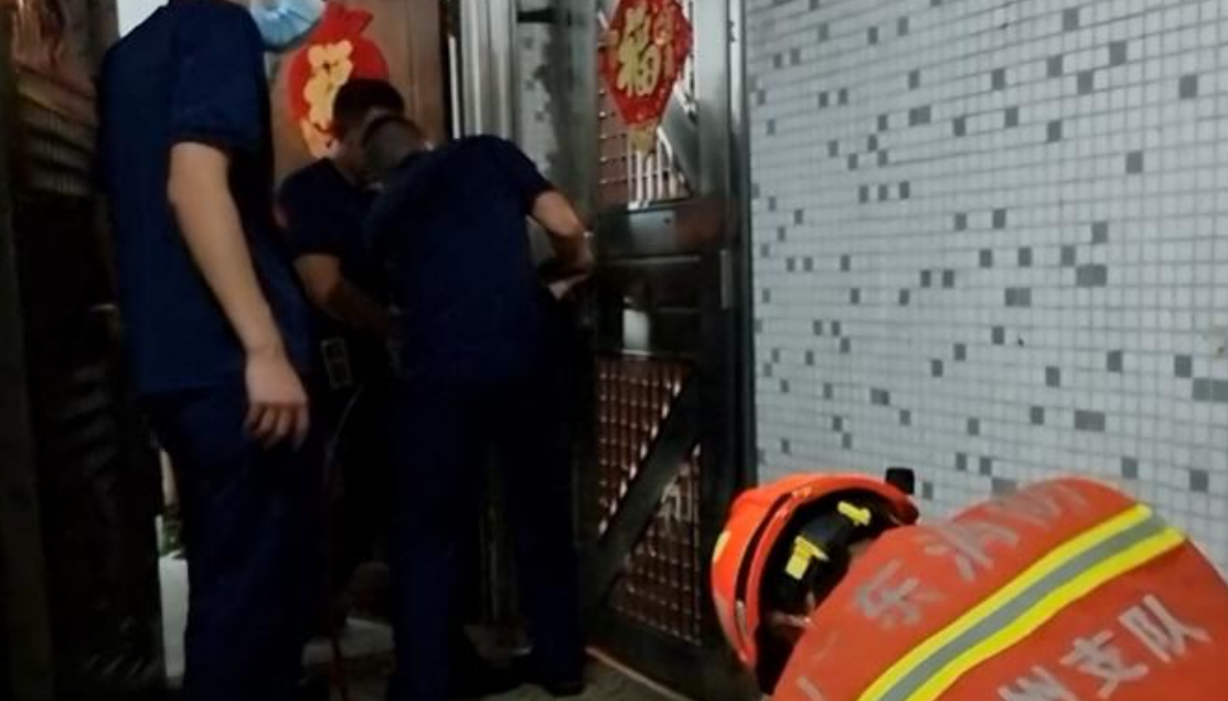 广州白云区金沙洲考生一家被反锁消防破门送考 消防员是怎么破门的
