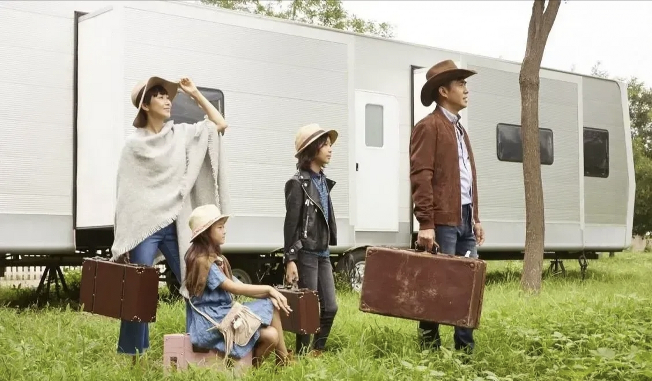 著名演员贾一平与老婆董晓燕,儿子女儿一家四口的幸福合影,儿子居然留