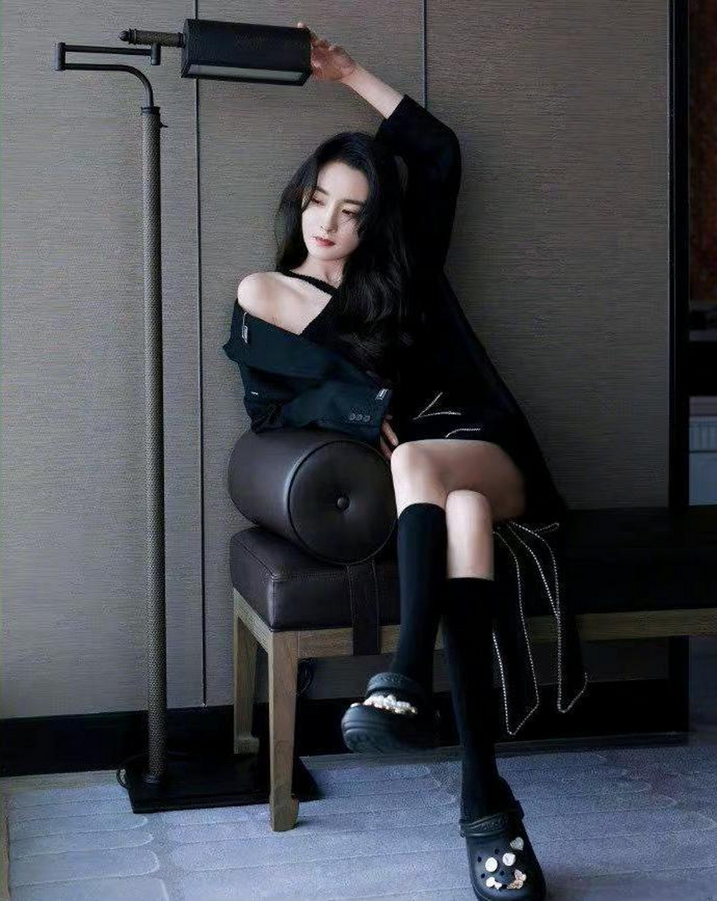 普通洞洞鞋被杨幂穿出了高级感