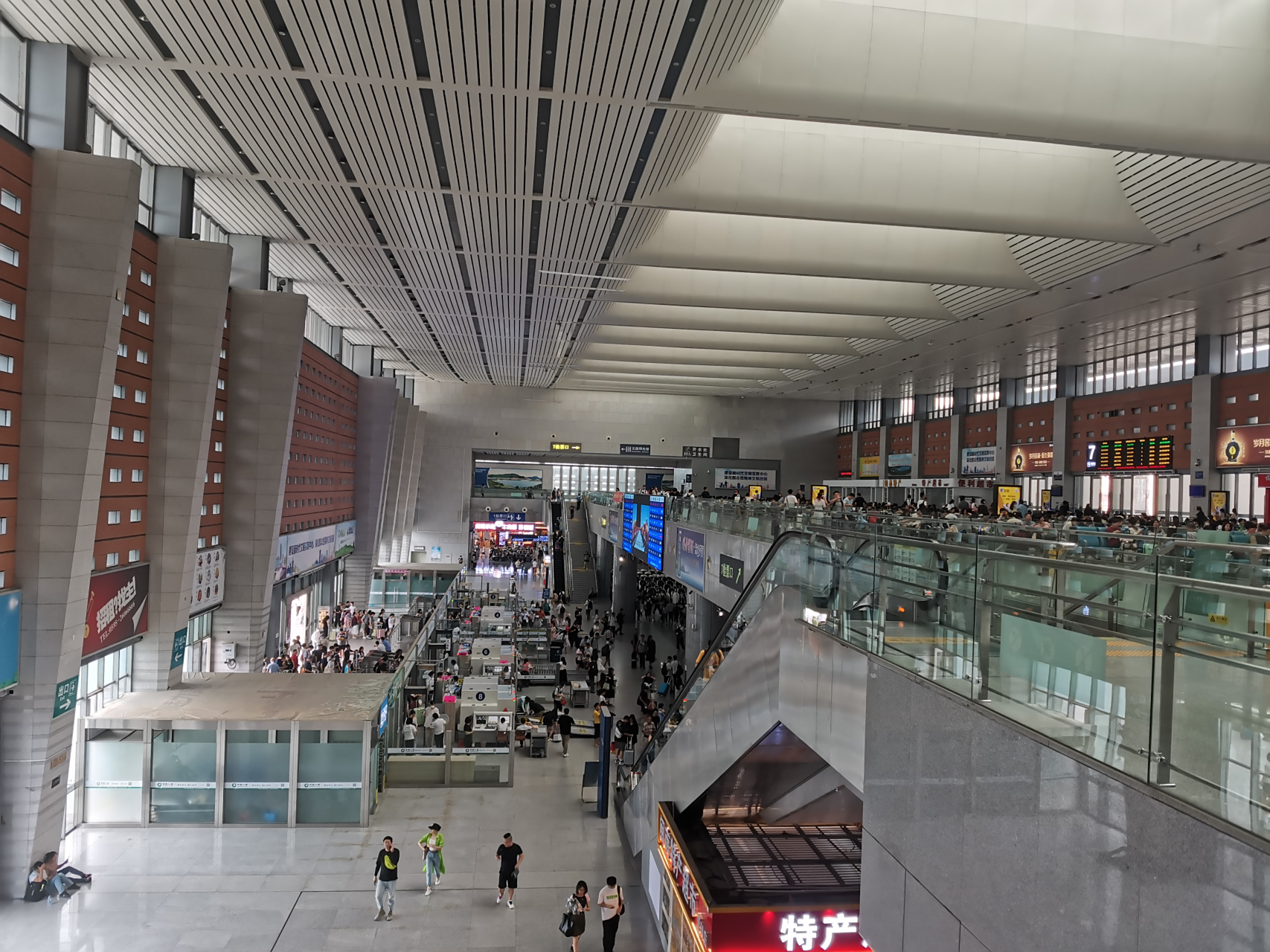 泉州动车站这有点"草率"了,空间那么大,空的空间那么多,端午假期人