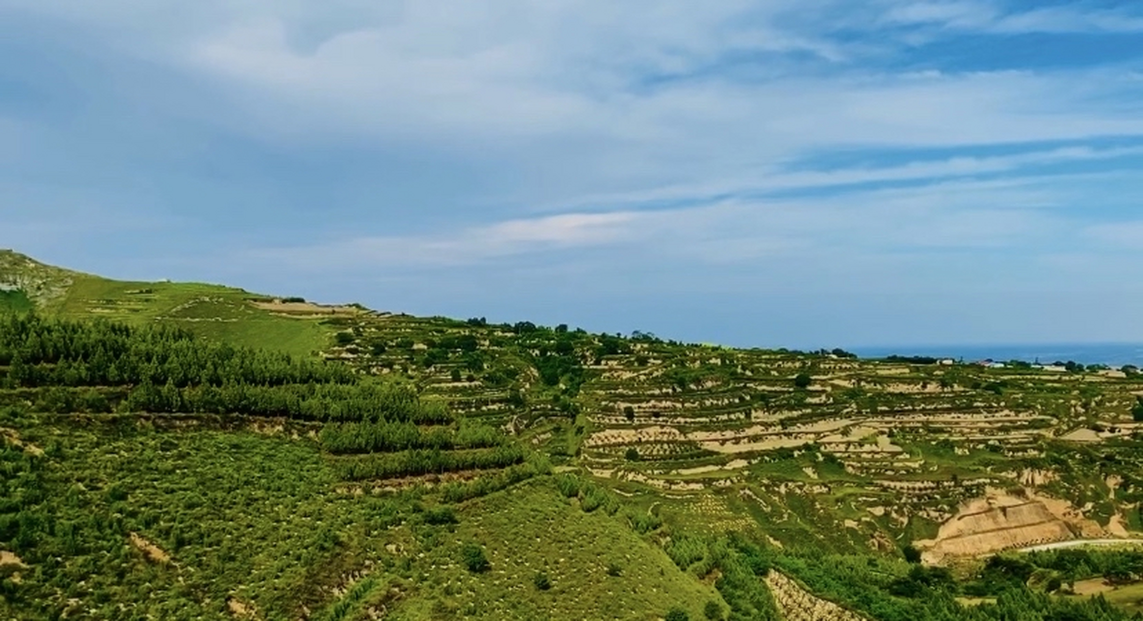 梯田  总以为关中平原,八百里秦川,沃野千里,一马平川.