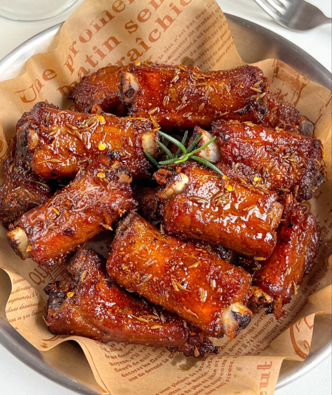 香辣孜然烤排骨,外焦里嫩,香到骨头里了.