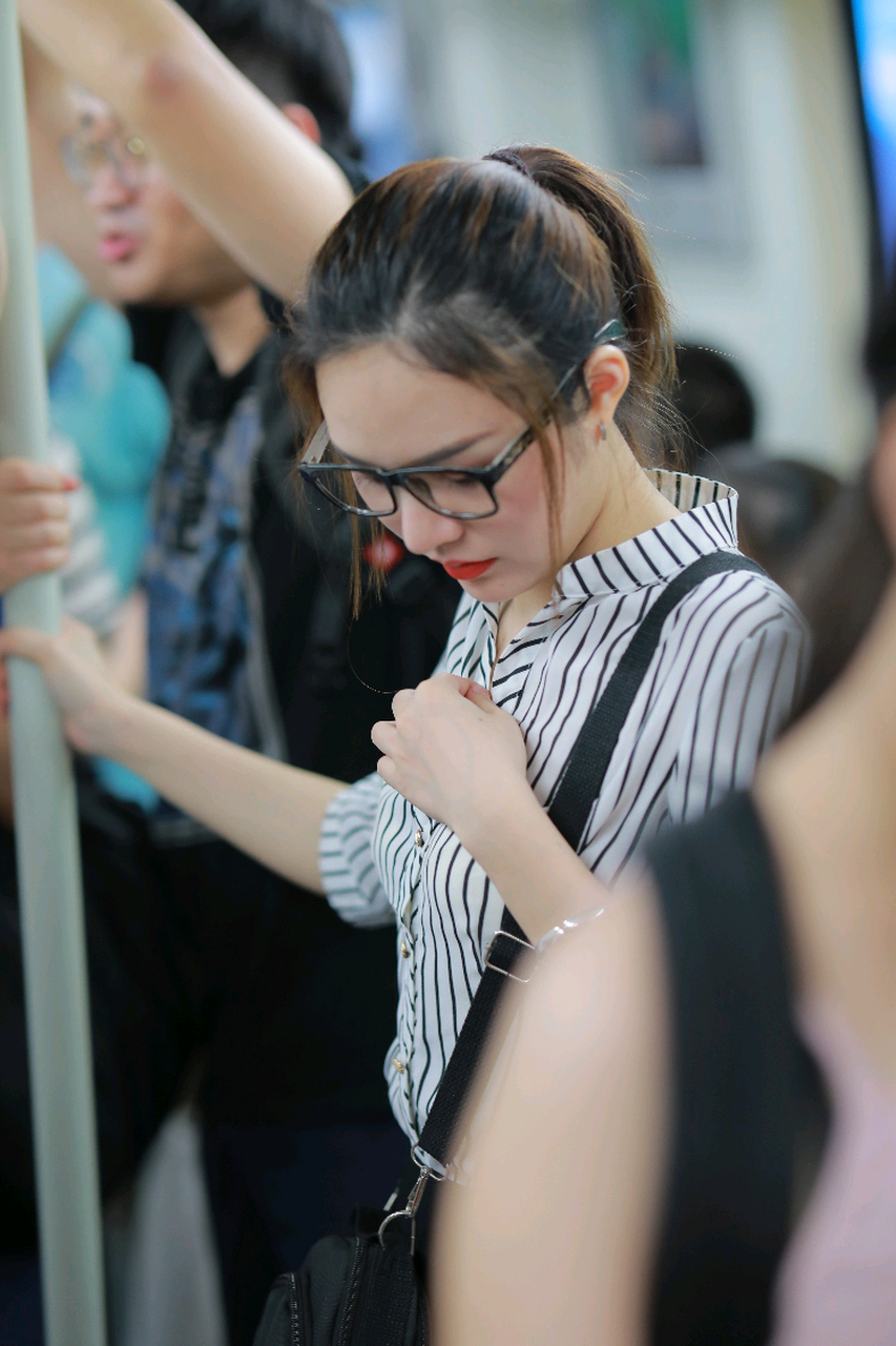 地铁一号线上认真背课的美女老师 #街拍# #街拍美女# #性感好身材