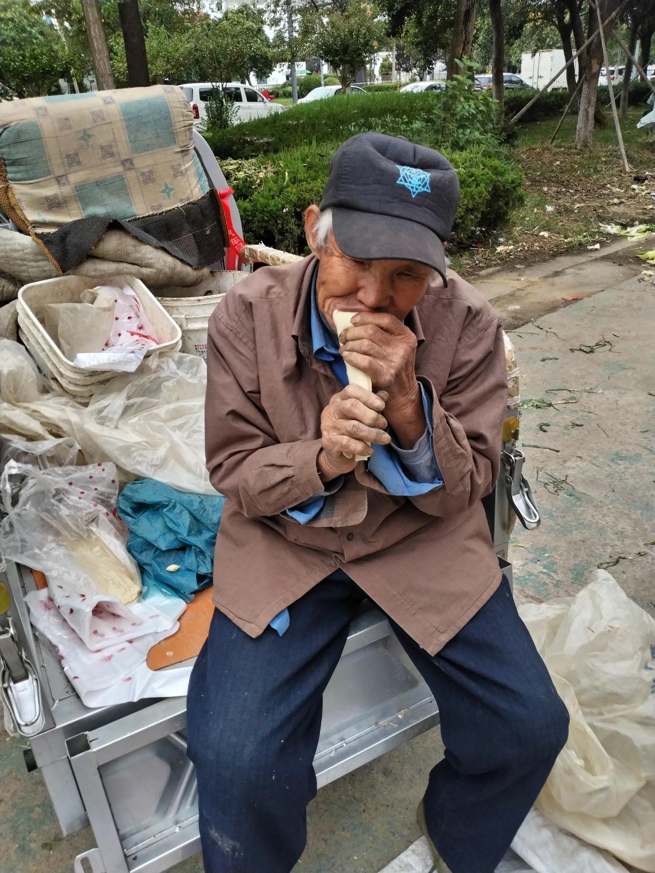 小区李大爷,每天早上弄点自己家种的小菜,骑着三轮车来我们家小区外的