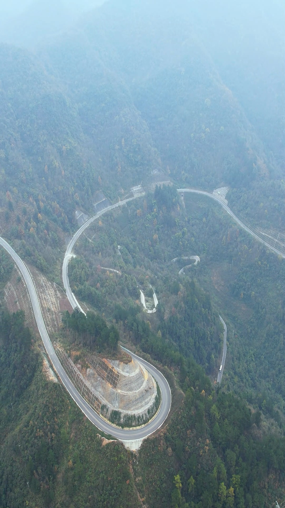 贵州山路十八弯,道路险峻,过往司机请注意行车安全