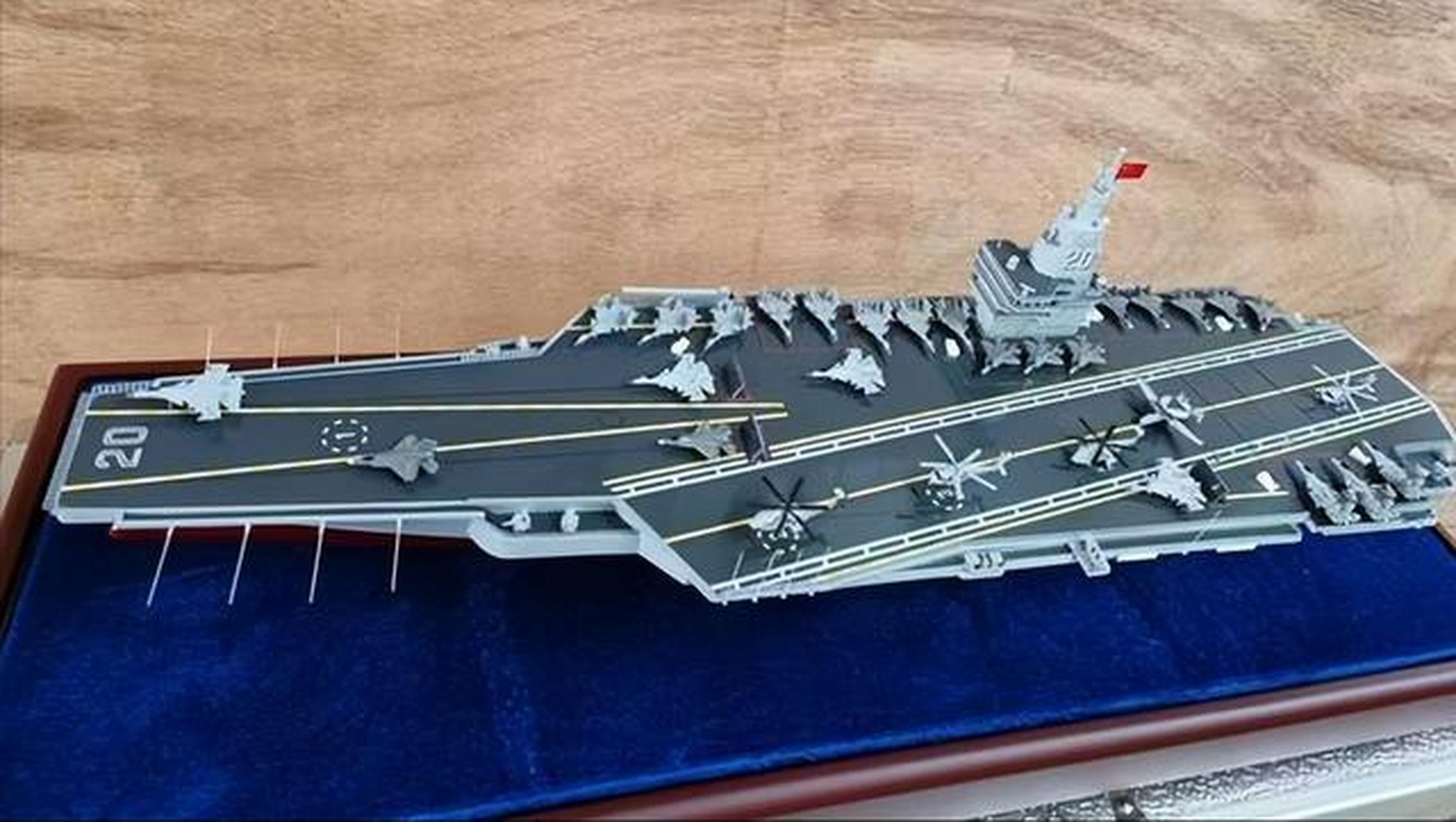 这是江南造船厂官方公众号的图片,舷号20的航空母舰,看的出来舰岛明显