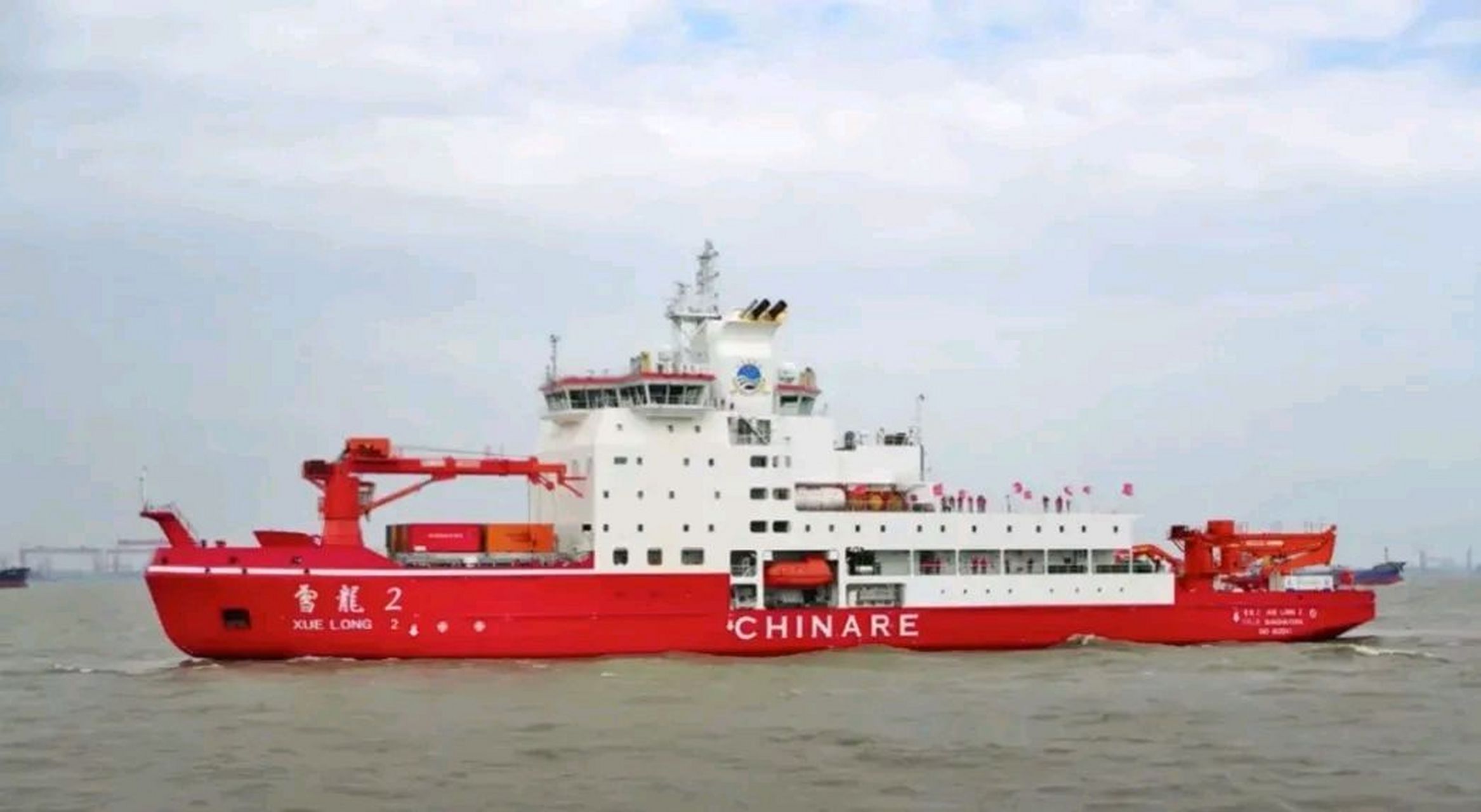 根据最新报道,我国派出了一支由百艘渔船,雪龙2号冰破船,海洋石油689