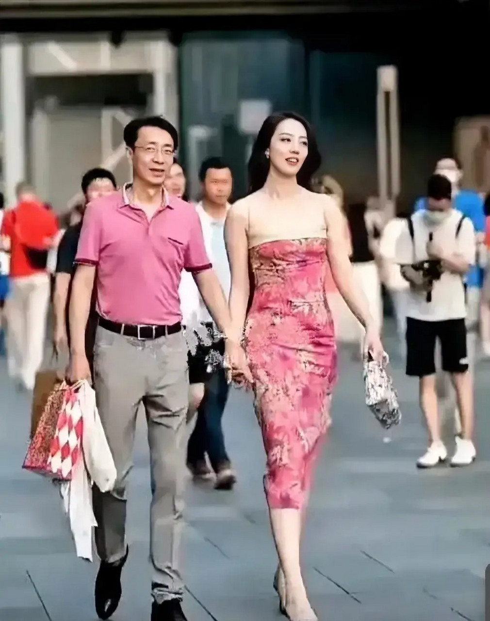 这几天一组国企领导与秘书出差期间牵手逛街的画面被街拍传至网络,不
