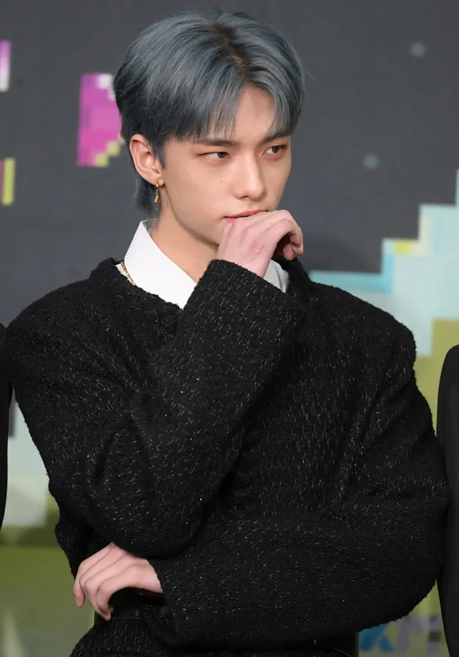 versace宣布人气男团stray kids成员hyunjin(铉辰)作为全球品牌大使.