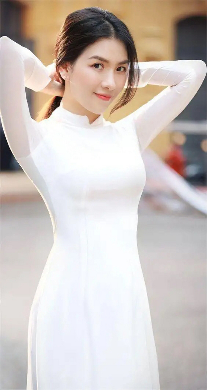 越南美女:身着奥黛,秀出好身材