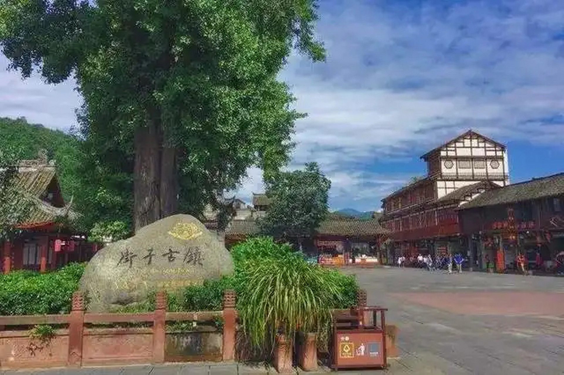 成都崇州街子古镇,它毗邻青城外山,很适合夏日避暑,古镇两江相抱,水映