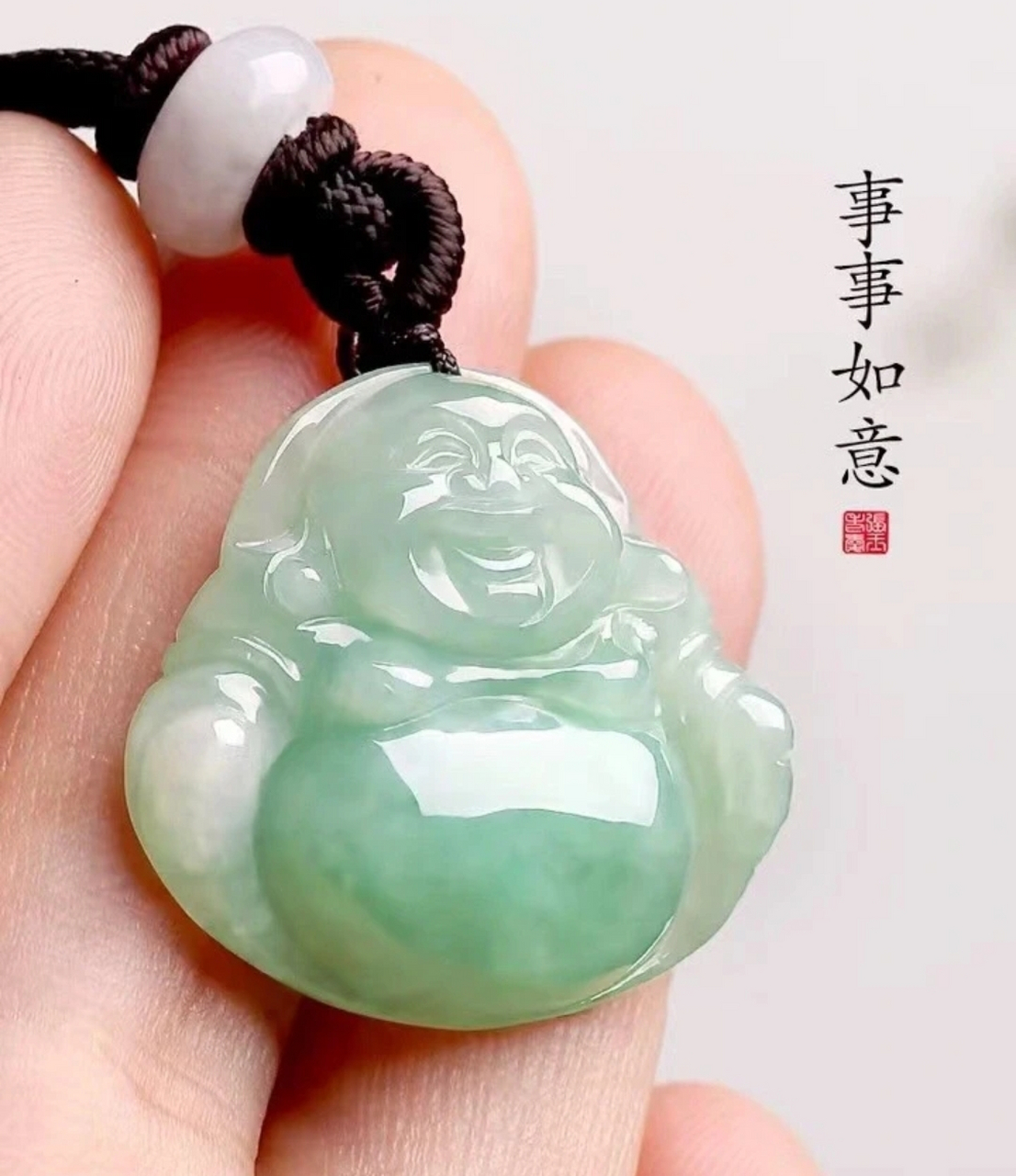 玉佛吊坠寓意:笑口常开,大肚能容,正所谓人养玉三年,玉养人一辈子,有