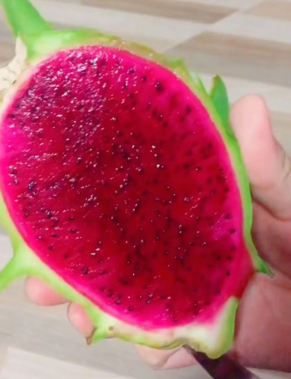 这种颜色的青皮红心火龙果真的很少见,味道还挺好吃的!