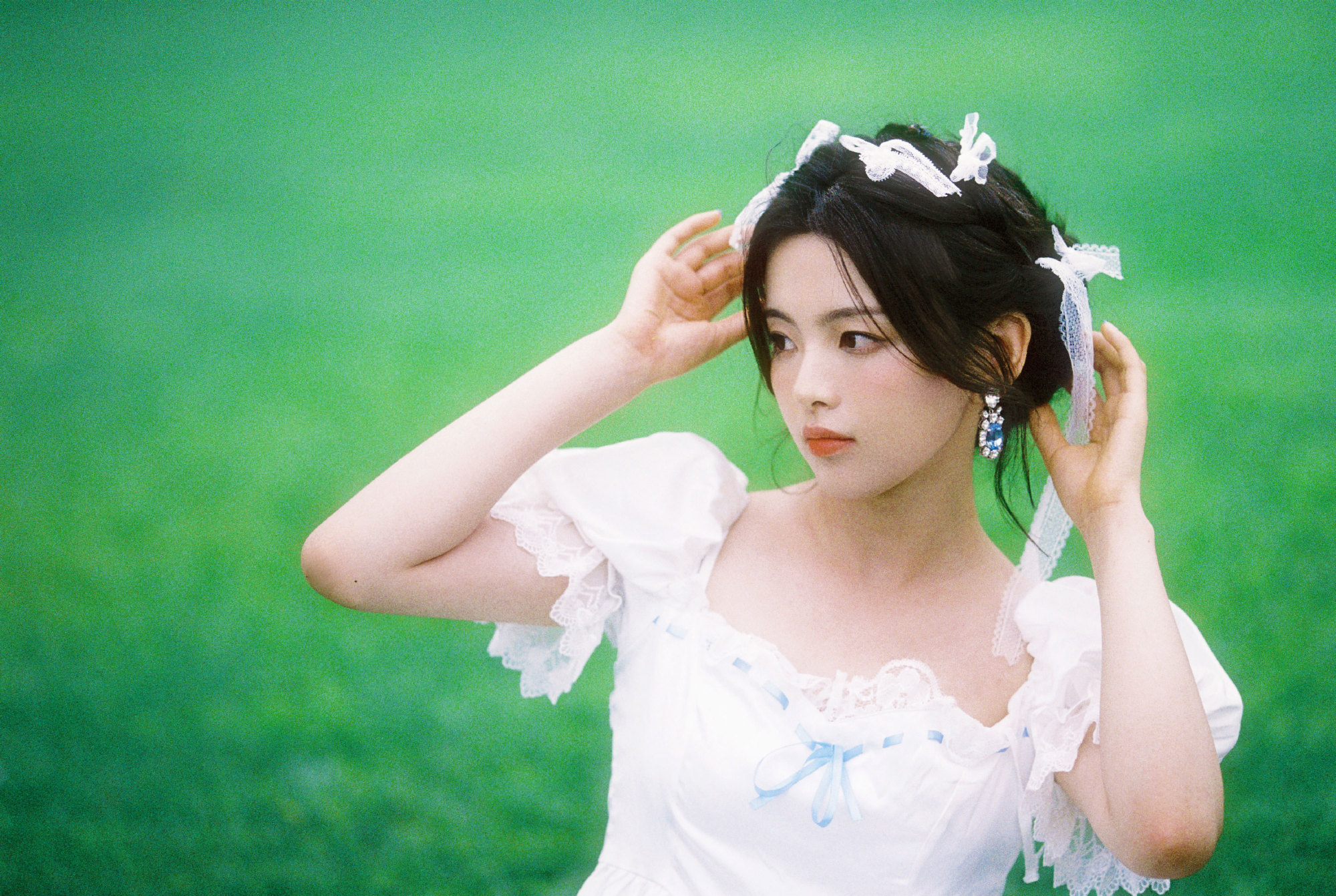 杨超越纯白花嫁大片,像是误入人间的精灵,传真且懵懂