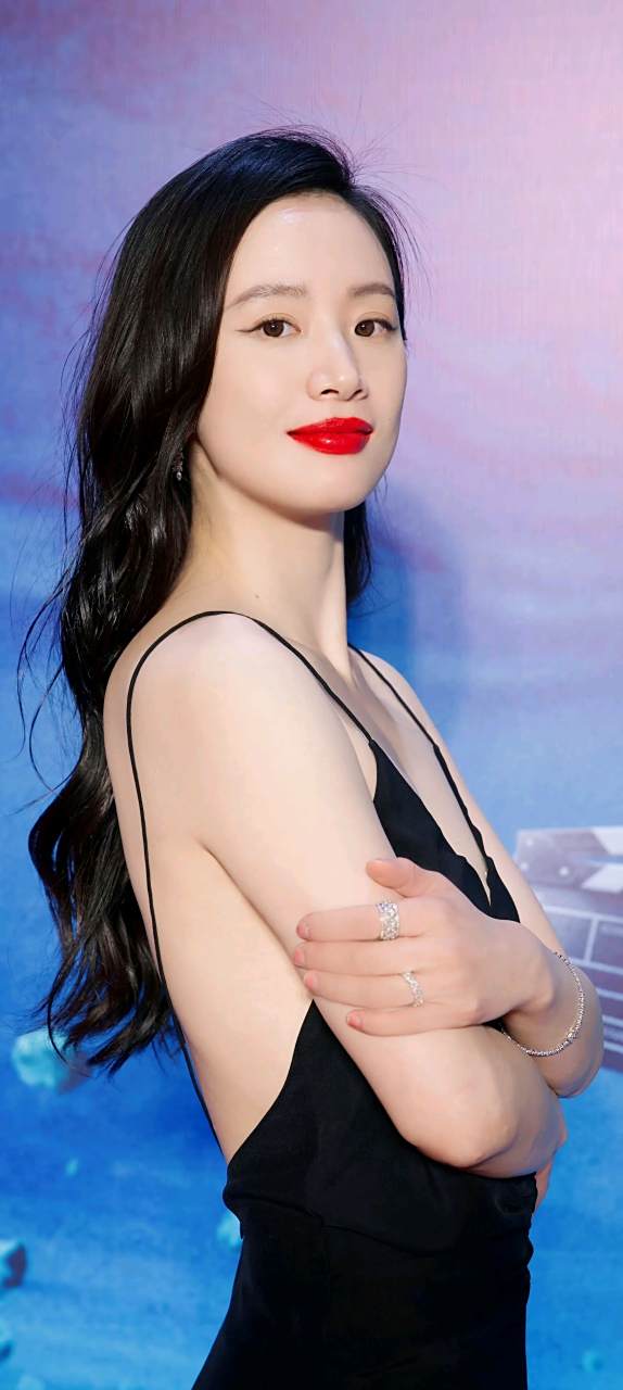 魅力女人李梦,深v吊带裙写真