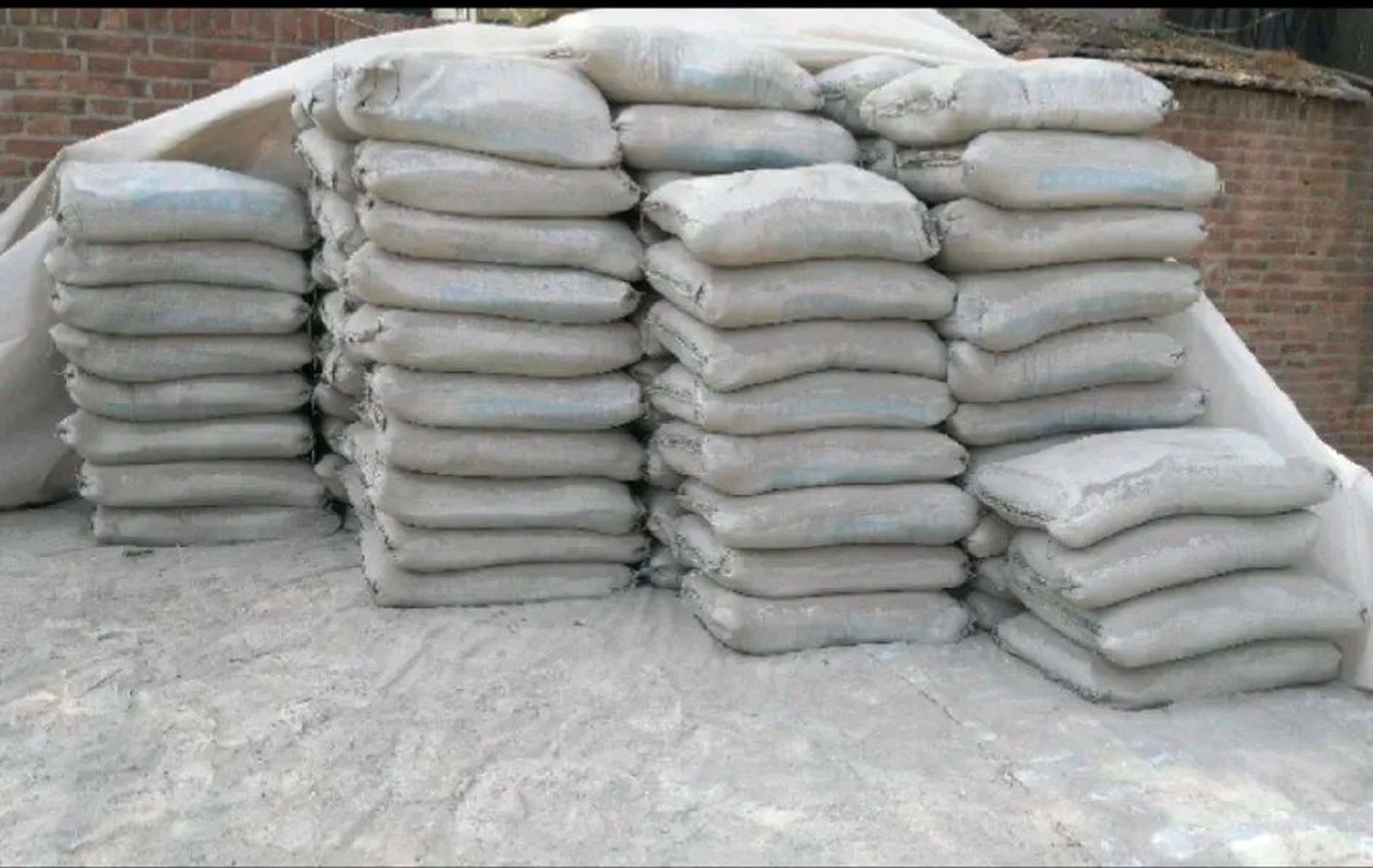 今天家里还剩一堆水泥打算搬走卖了自己一个人又不好搞于是到劳务