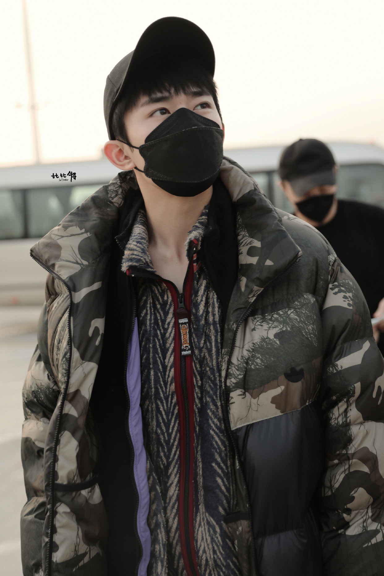 易烊千玺街拍分享,身穿夹克衫佩戴棒球帽,低调又带着帅气