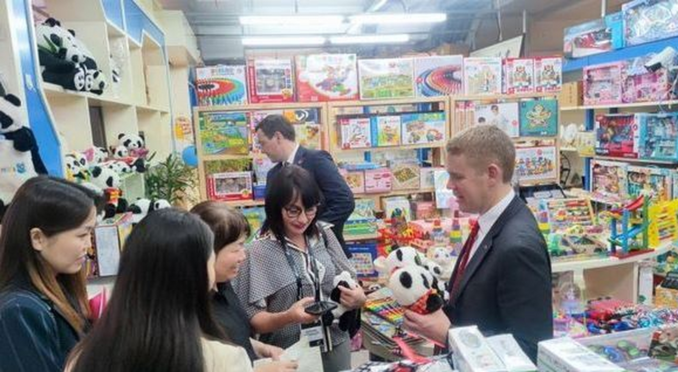 访华期间,新西兰总理逛北京秀水街,给女儿购买了熊猫布偶和中式裙子.