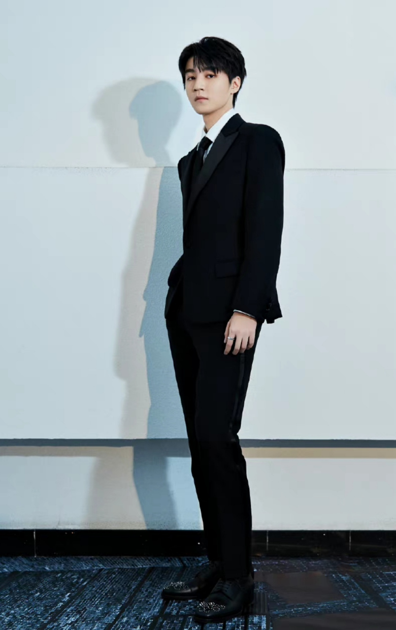 王俊凯参加电影节活动,食指戴戒指好时尚,一身黑西装穿在他身上一点不