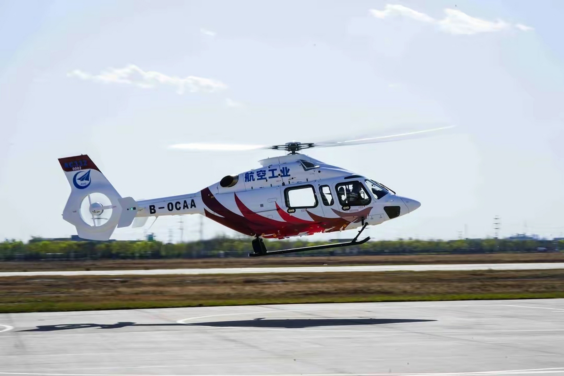 由中国航空工业研制的四吨级先进双发多用途直升机"吉祥鸟"ac332,在