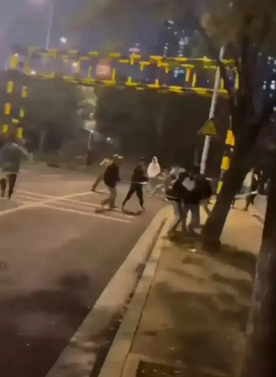 10月28日长沙,14个持械群殴人员被特警当场抓获!