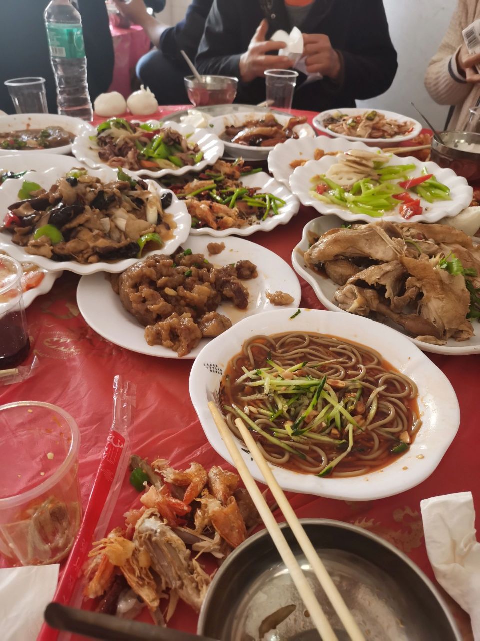 吃流水席是都不发碗吗?