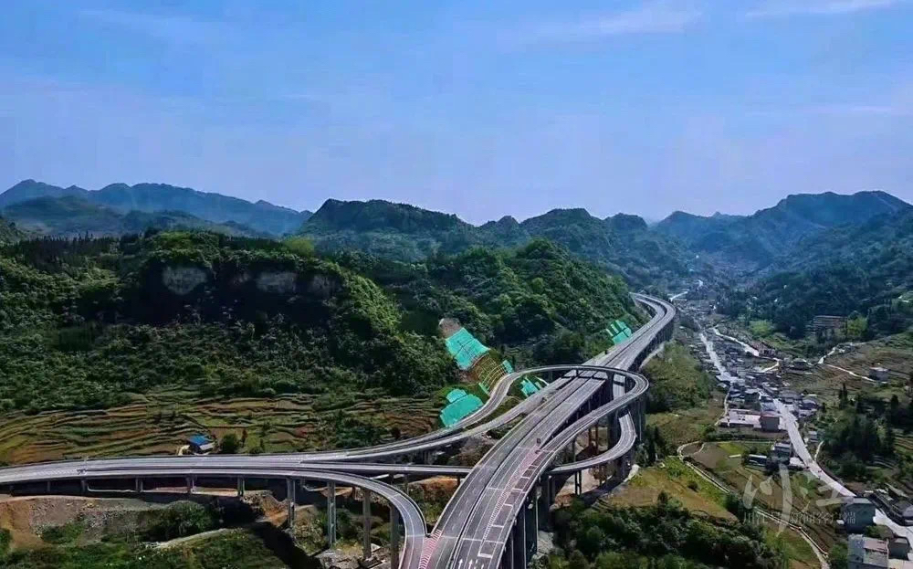 叙威高速正式联网收取车辆通行费