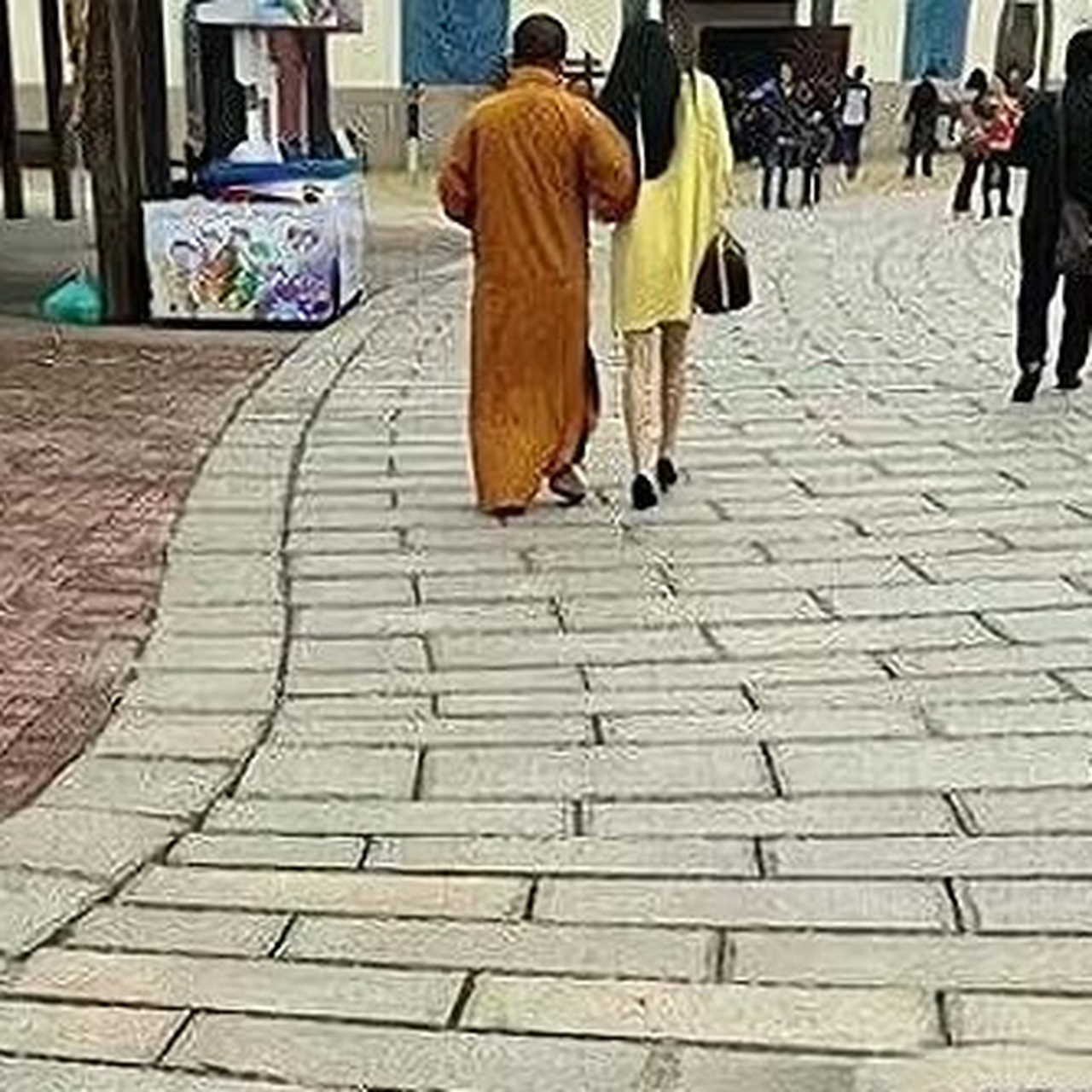 不懂就问,和尚给女施主开光,到底怎么开的?