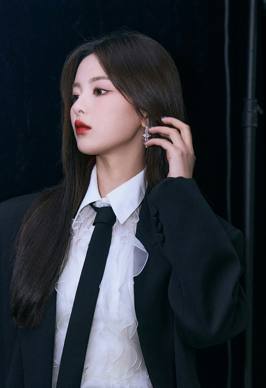 杨超越好会穿搭,越来越有女人味了,白上衣 小短裙配上西装外套,精致