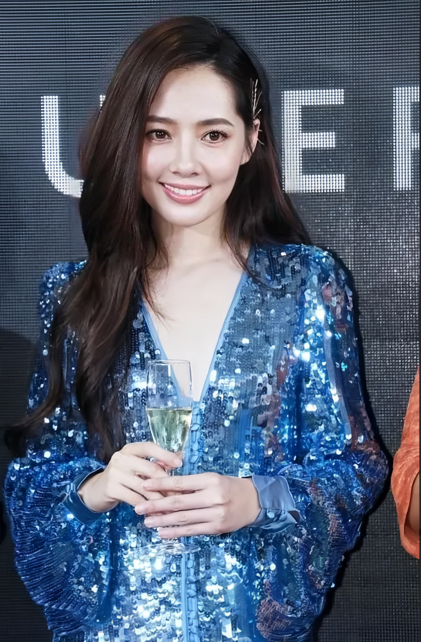 郭碧婷的美貌令人惊叹,她在这张生图中展现出了新的魅力.