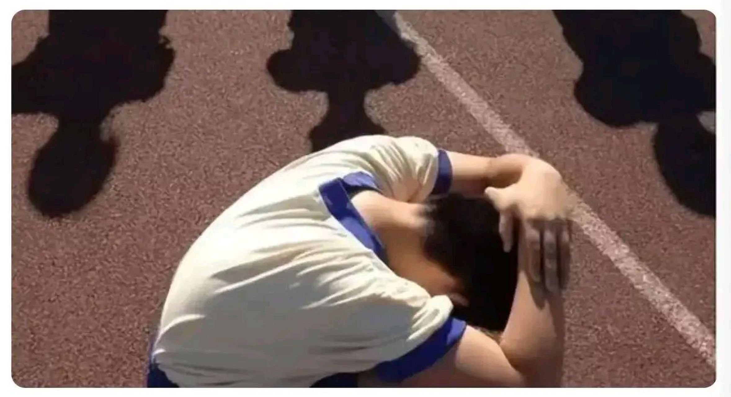 湖南某地,一初中男生遭到了校园霸凌,男生为了自卫,在学校的小卖部里