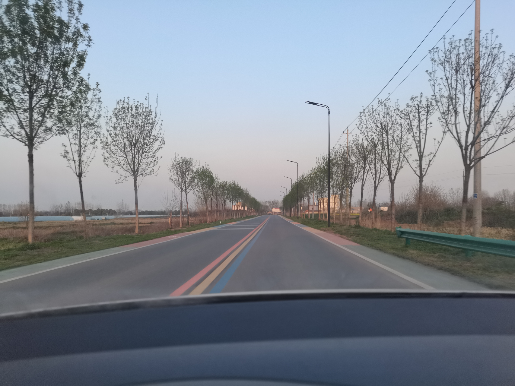 安徽农村公路修的真不错,吹着微风,看着晚霞.也是一种感觉.