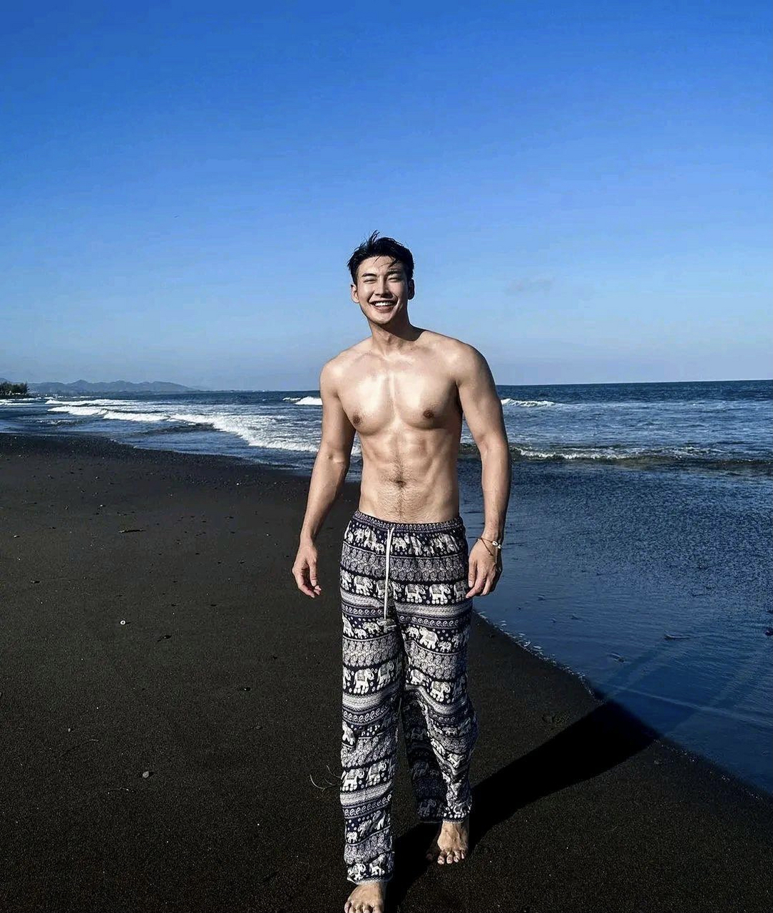 看过了黄子韬的胸毛,腹毛长得如此旺盛的男明星,还是头一回见