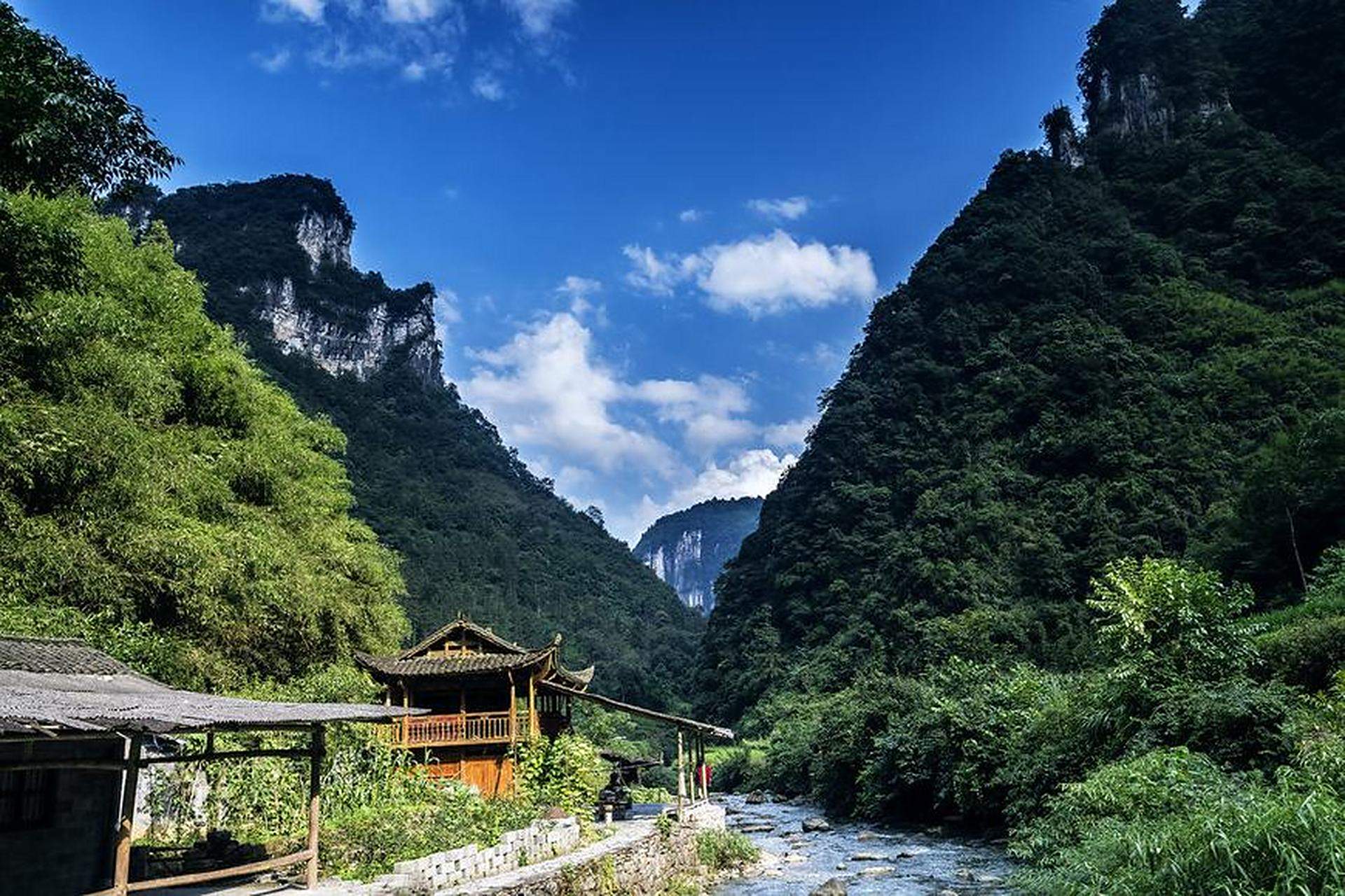 仲夏巡游指南# 在风景秀丽的武陵山脉中段,有一块神奇的土地,名为