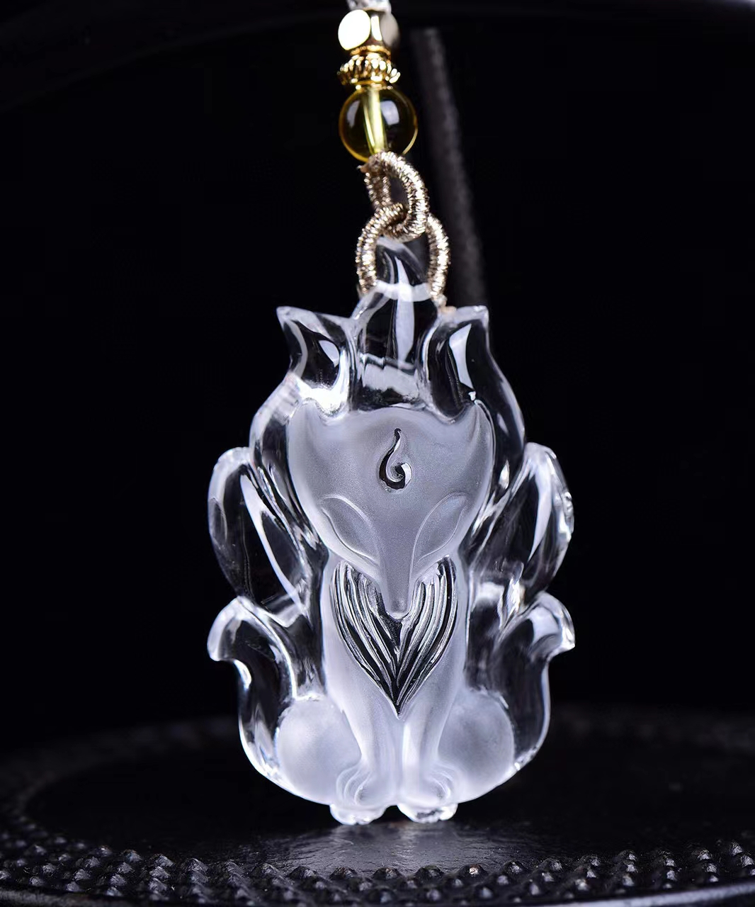天然白水晶雕刻九尾狐吊坠!造型饱满,雕工精美,超级精致!