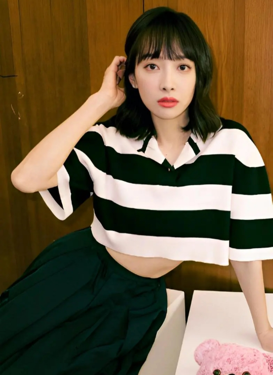 宋茜穿黑白条纹上衣搭配半身裙,凸显小蛮腰,既时尚又性感!