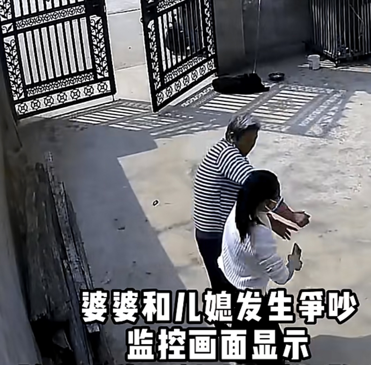 婆婆媳婦吵架畫面讓人深思, 婆婆盛氣凌人走向媳婦, 接著給媳婦下跪