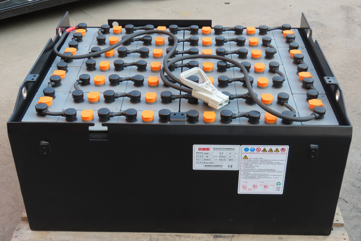 电动叉车在充电时要打开蓄电池加水盖吗