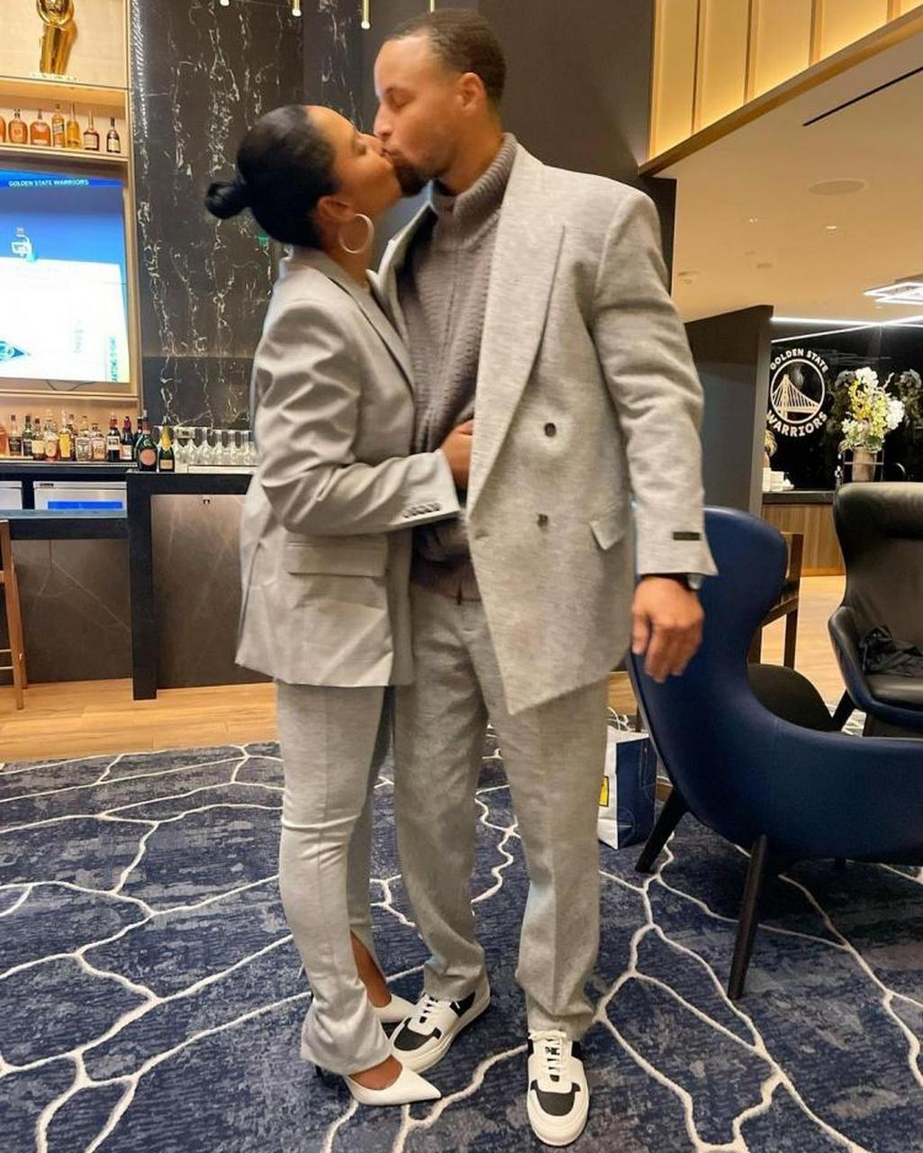 库里和老婆也是真恩爱了.