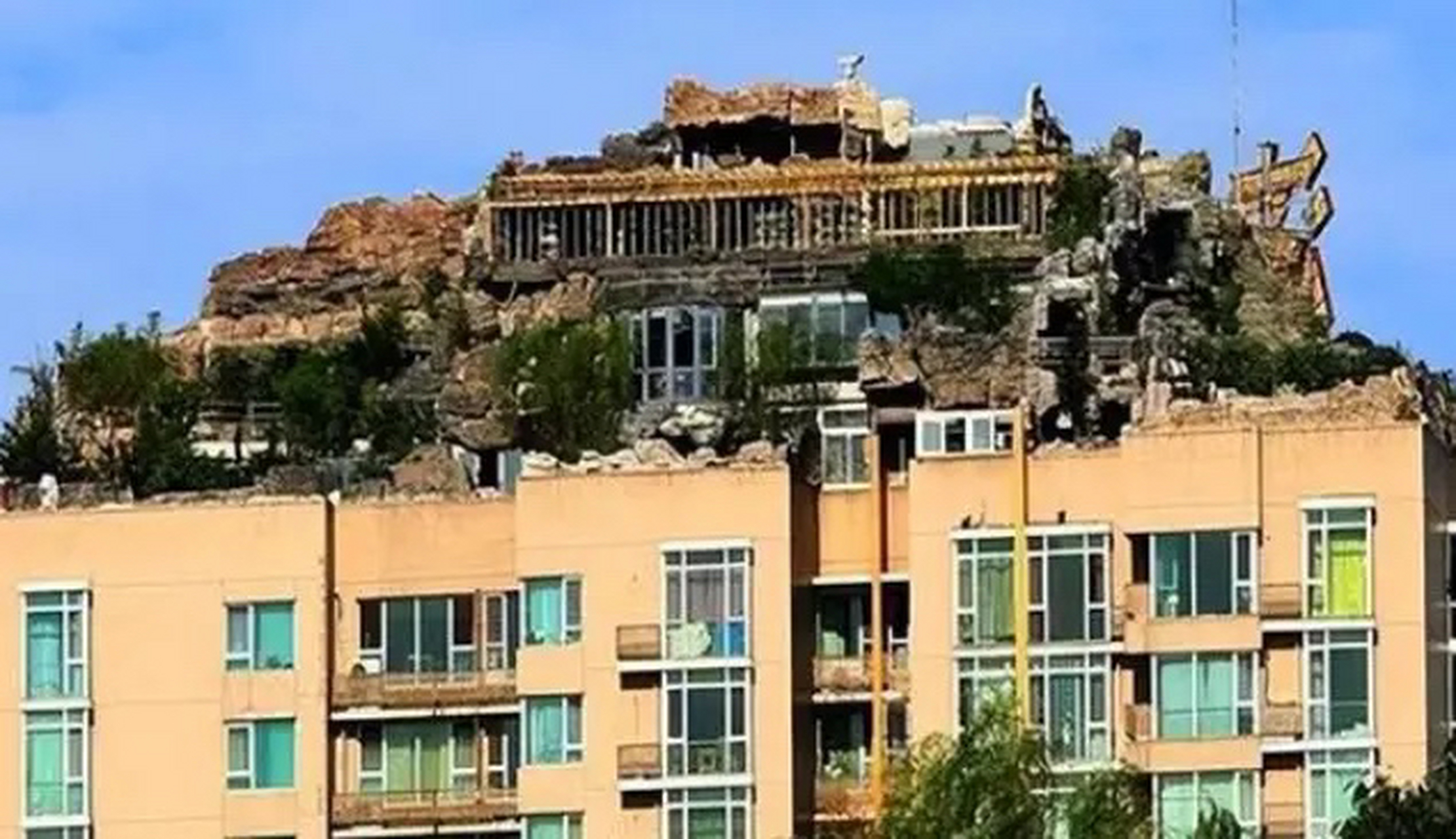 北京最牛的违章建筑,它是建在百米高空的空中别墅,耗时6年斥资800万