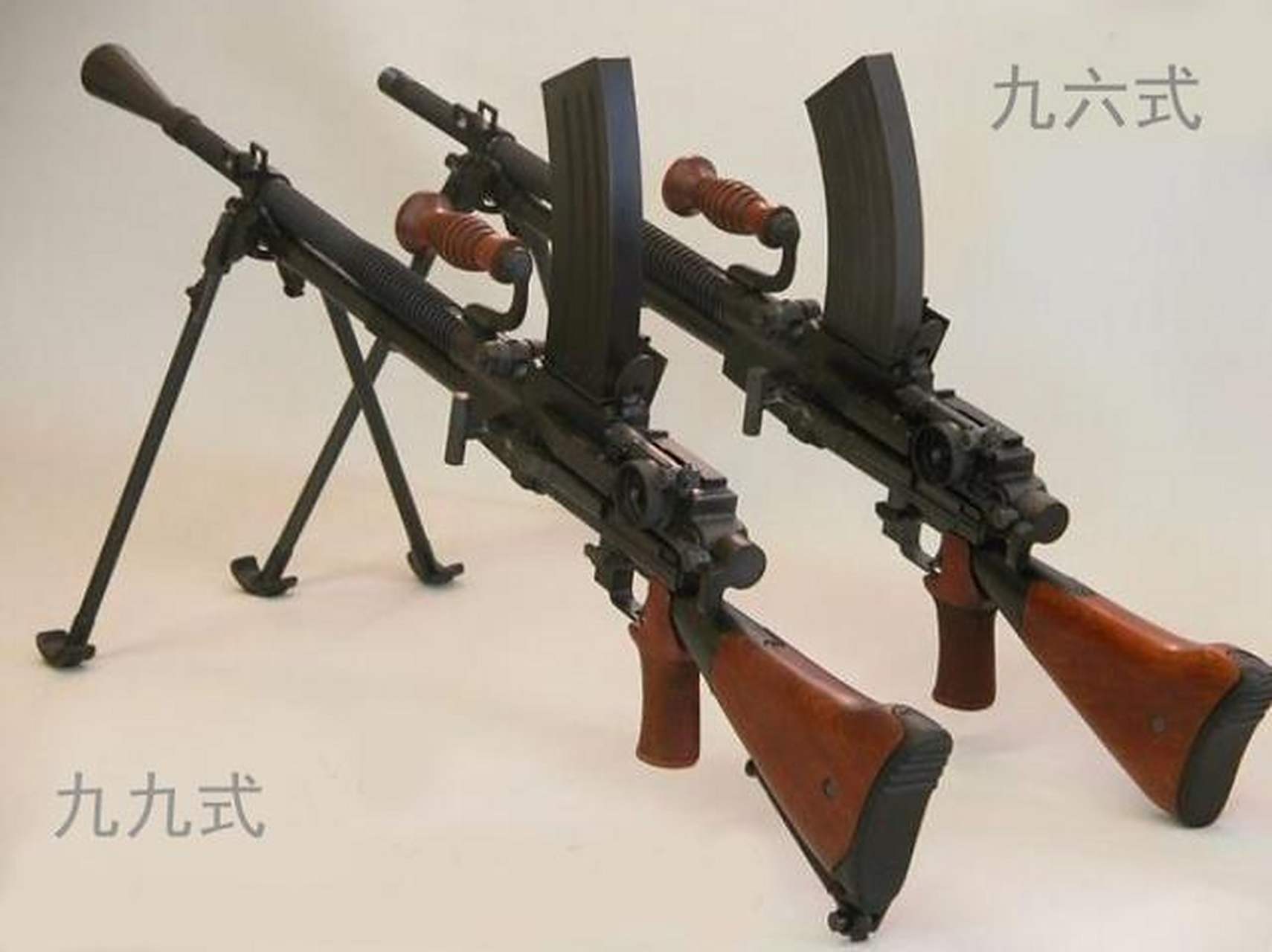 日本96式轻机枪,全枪长为1,070毫米,其中,枪管长550毫米,重量为9公斤.