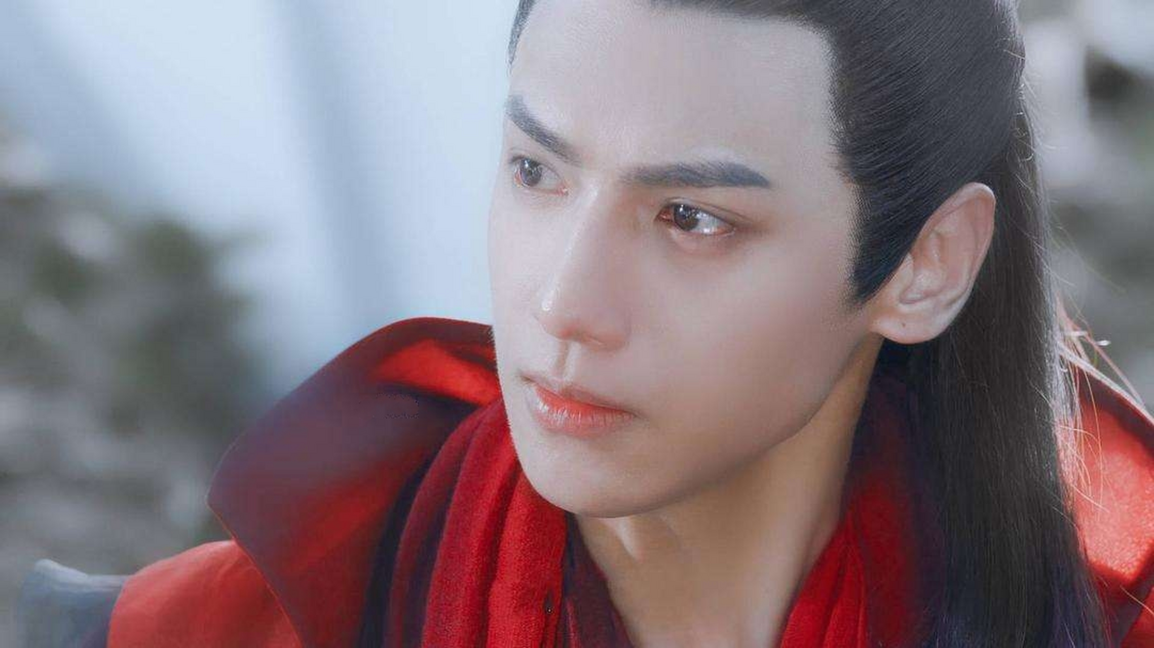 屏里狐美照之余琰 一袭红衣,光耀照人 高冷孤傲,外冷内热 外带略显