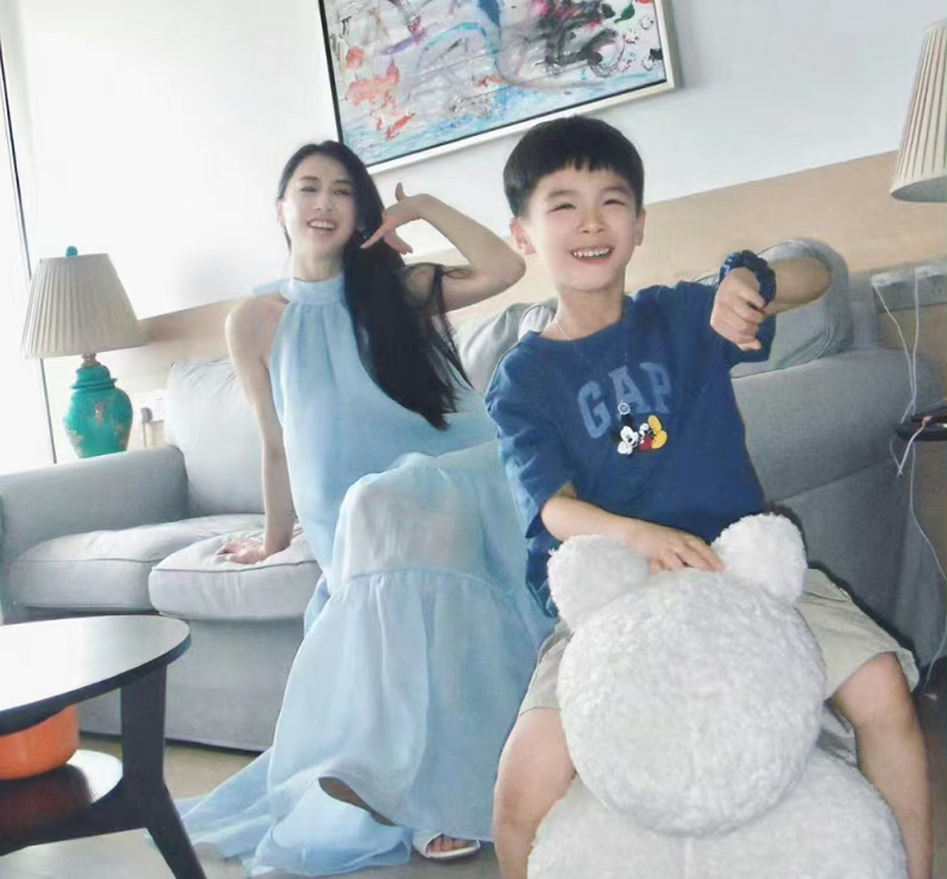 黄圣依疑似怀三胎# 黄圣依与小儿子安麟一起出镜,大儿子安迪则冈痧