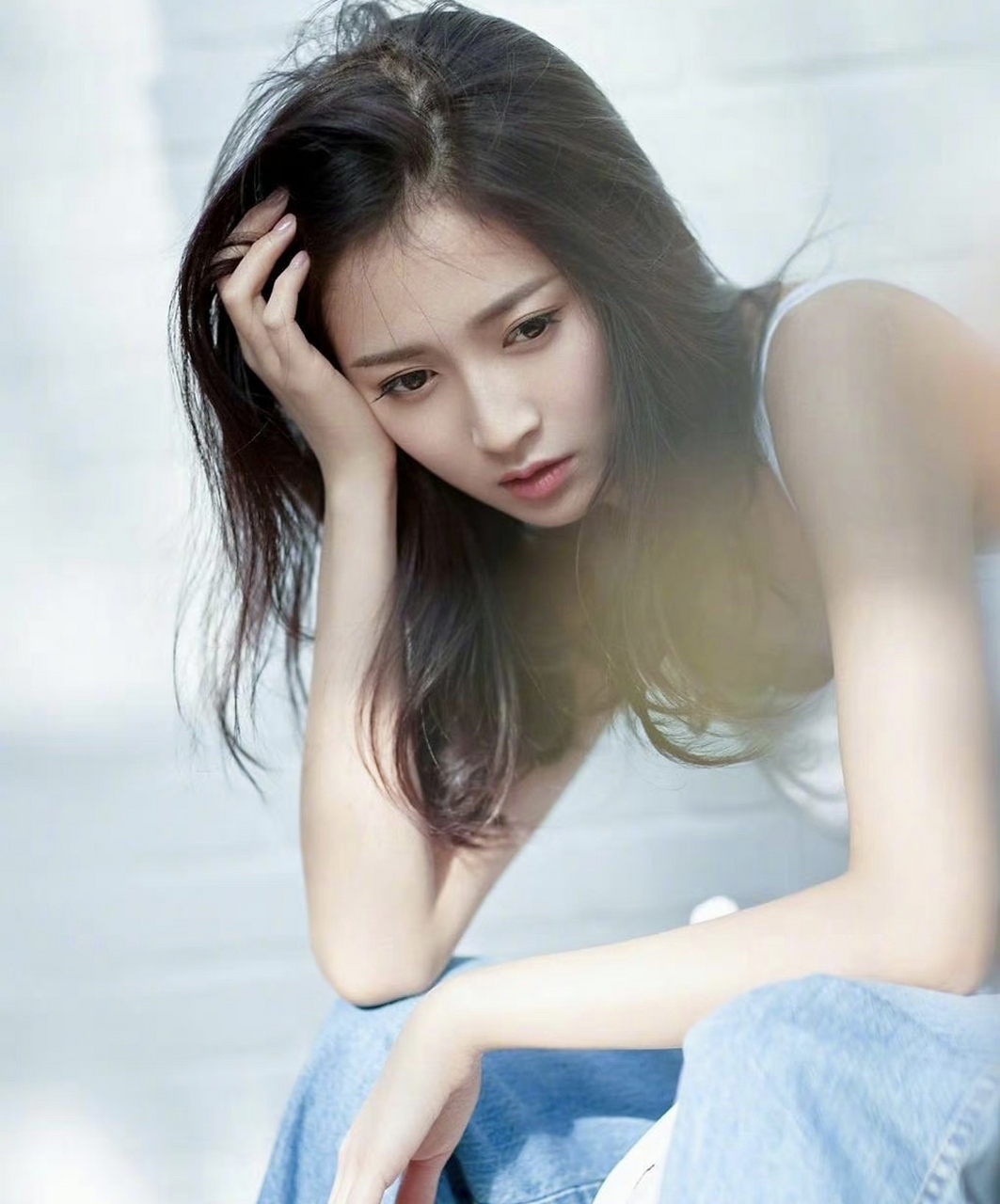 纯白背心蓝色牛仔裤,清爽自然仙气十足! #陈钰琪