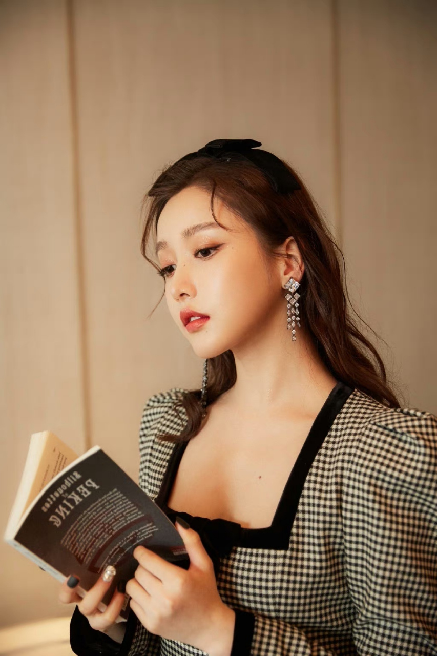 姜贞羽# 一袭复古公主裙,清纯甜美的容颜,婀娜多姿的曼妙身姿,妩媚