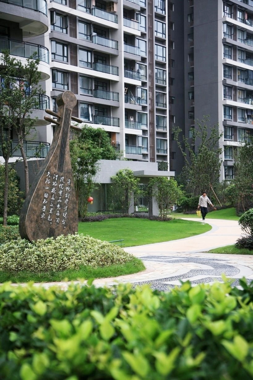 自从杨梦和王浩的关系在小区里公开,人们纷纷议论着这