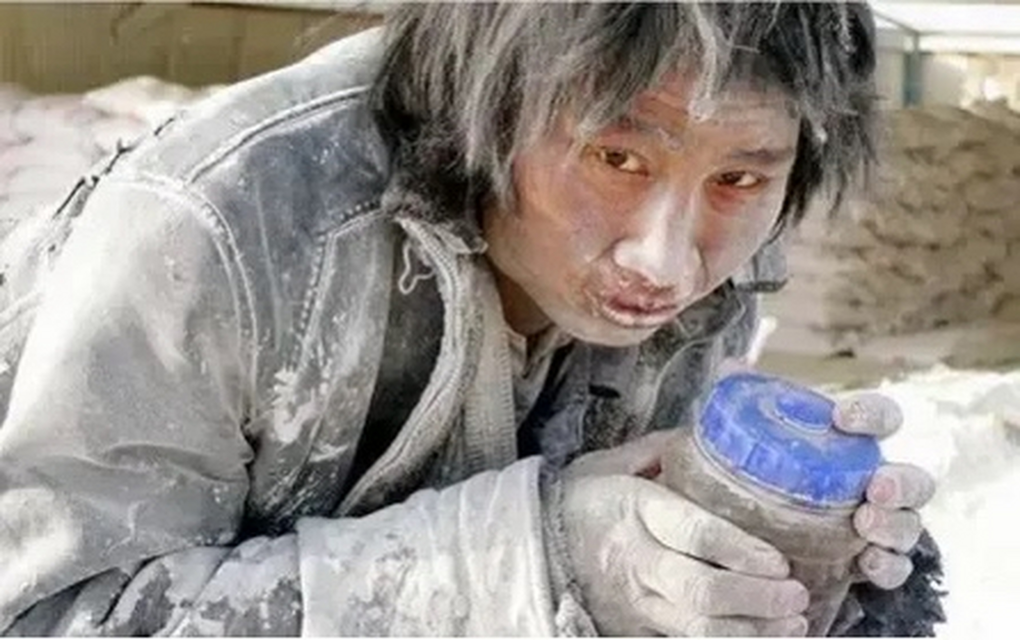 2007年,大学生崔松旺突然半个月不洗澡,不刮胡子,不刷牙,甚至把油烟抹