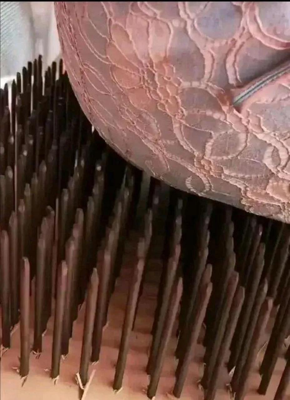 感觉差点意思,如坐针毡是说很难受的意思,这是老师教的.