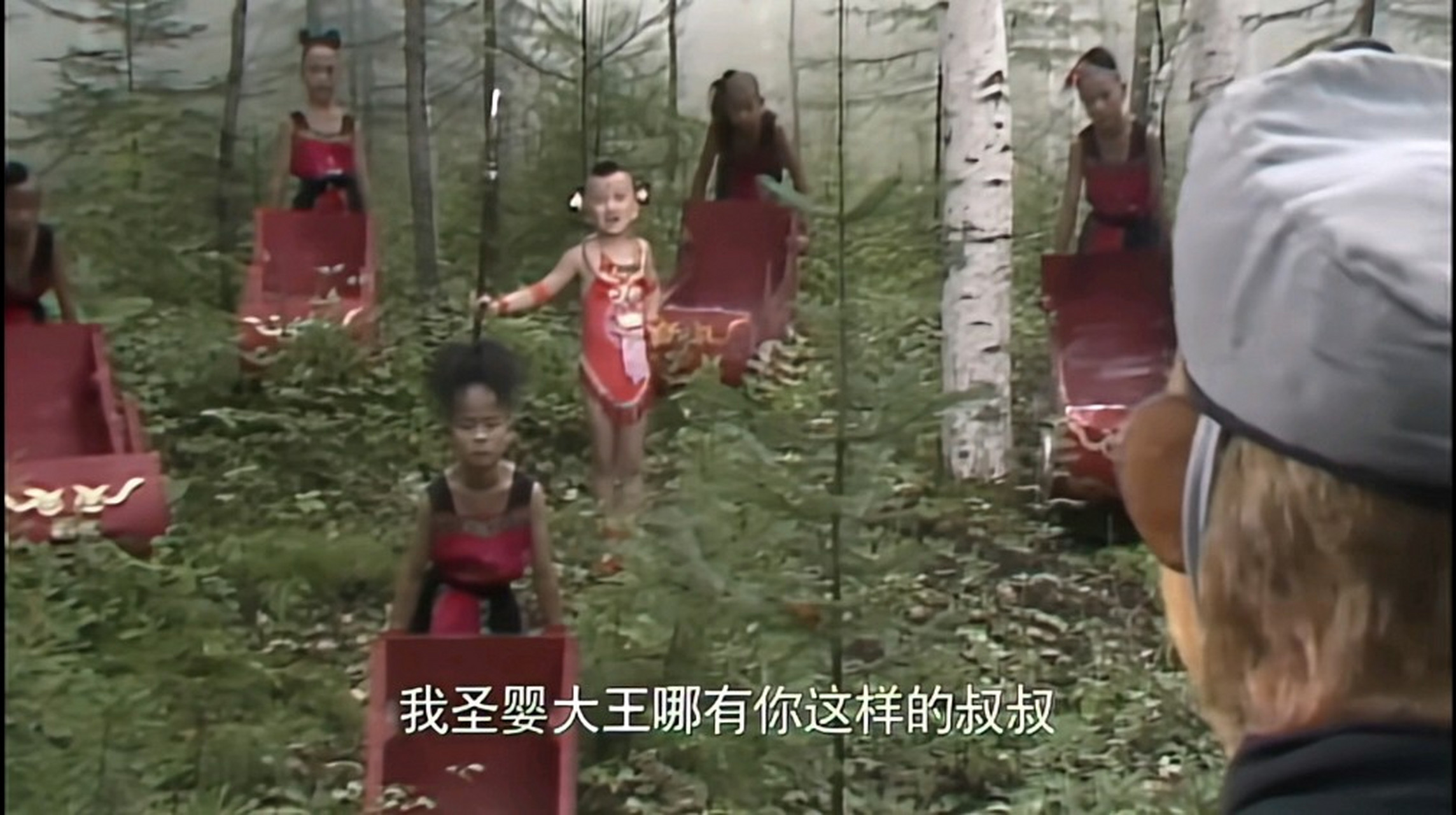 悟空与八戒去火云洞去"认亲",来到大门口,只见几个小妖推出五辆小车